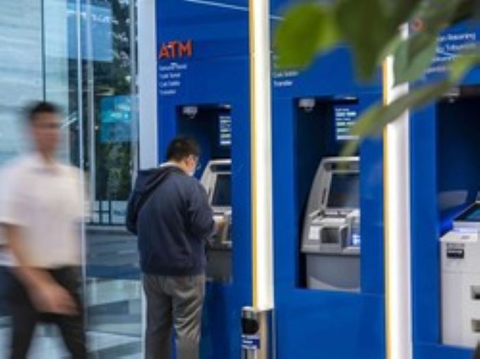 Cara Menghindari Biaya Tinggi Saat Tarik Tunai di Luar Negeri: Saran dari Elian Ciptono