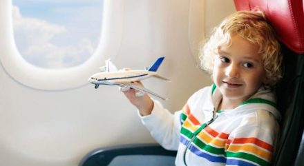 Tips Memilih Kursi Pesawat yang Tepat untuk Kenyamanan Anak Selama Penerbangan