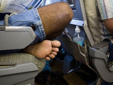 Kenapa Bertelanjang Kaki di Pesawat Dilarang? Ini Alasannya