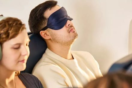 Hindari Tidur Saat Lepas Landas dan Mendarat: Risiko Kesehatan dan Keselamatan yang Perlu Diketahui Penumpang