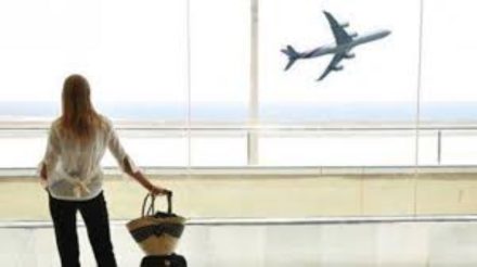 BATAM – Batas waktu pelaporan tiket pesawat atau check-in di bandara telah diatur secara jelas dalam Peraturan Menteri Perhubungan (Permenhub) Nomor PM 30 Tahun 2021. Dalam peraturan itu disebutkan, check-in harus dilakukan selambat-lambatnya 30 menit sebelum keberangkatan. Namun, beberapa maskapai dapat menetapkan waktu check-in yang lebih awal, bahkan hingga satu jam sebelum penerbangan. Oleh karena itu, penting bagi penumpang untuk memahami kebijakan masing-masing maskapai. Meski demikian, ada sejumlah penumpang yang sering mengalami keterlambatan dalam pelaporan tiket pesawat akibat ketidakpahaman terhadap aturan ini. Berikut adalah beberapa langkah yang dapat dilakukan jika terlambat check-in di bandara: Periksa Informasi Resmi Maskapai Penumpang disarankan untuk memeriksa situs resmi maskapai terkait prosedur check-in. Beberapa maskapai mungkin menyediakan opsi check-in melebihi batas waktu tertentu melalui mesin self check-in, web check-in, atau aplikasi mobile check-in. Minta Bantuan Petugas Check-in Counter Jika terlambat, segera laporkan kepada petugas di check-in counter. Beberapa maskapai mungkin masih memberi kesempatan jika penumpang memiliki alasan yang jelas dan sopan. Menunjukkan itikad baik dapat membantu mendapatkan pengecualian. Laporkan ke Maskapai Jika tidak dapat melapor tepat waktu di boarding gate, maskapai seperti Lion Air menyatakan bahwa penumpang akan dianggap tidak hadir dan tidak berhak melakukan penerbangan. Segera hubungi pihak maskapai untuk mencari solusi atau reschedule. Ajukan Kompensasi Beberapa maskapai, seperti Citilink, menawarkan pengembalian dana atau refund sebagian jika pembatalan dilakukan sebelum keberangkatan. Namun, refund ini sering kali hanya sebesar 10 persen dari tarif dasar dan mungkin tidak berlaku jika terlambat check-in. Oleh karena itu, penting bagi penumpang untuk memahami syarat dan ketentuan maskapai terkait check-in untuk menghindari kerugian.