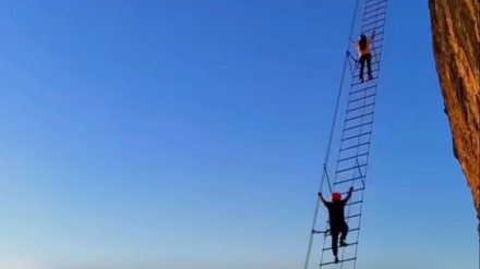 Sensasi Baru di Tiongkok: Wisata Petualangan di Ketinggian 5.000 Kaki