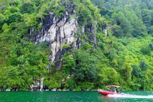 Keindahan dan Legenda Batu Gantung, Ikon Wisata di Danau Toba yang Menawan