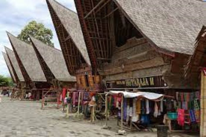 Destinasi Wisata Danau Toba: Dari Air Terjun Sipiso-piso hingga Desa Ulos Huta Raja