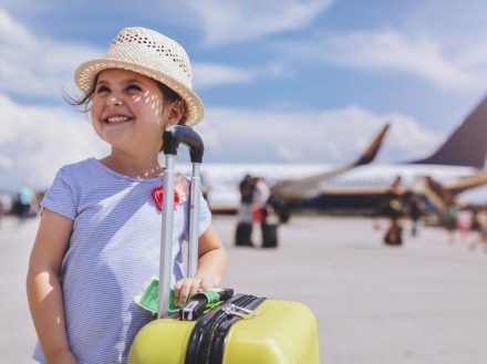 Anak Harus Naik Pesawat Sendiri? Ini Syarat dan Layanan Unaccompanied Minor di Garuda, Lion Air, dan AirAsia