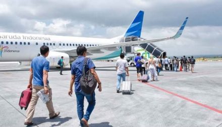 Bukan Cuma Tiket! Ini Barang Penting yang Harus Kamu Bawa Saat Naik Pesawat