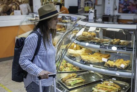 Ingin Nyaman di Pesawat? Hindari Konsumsi Ini di Bandara!