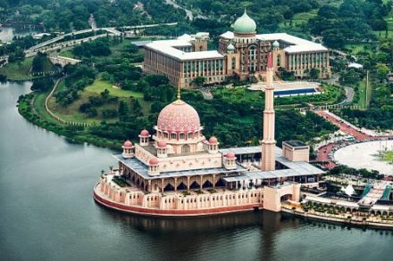 Libur Lebaran ke Malaysia? Ini 5 Masjid Ikonik yang Wajib Kamu Kunjungi!
