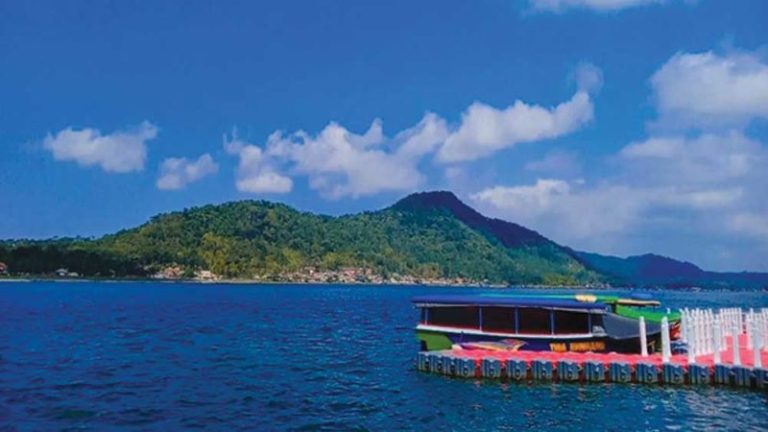 Akhir Pekan Seru di Kuningan: 10 Destinasi Wisata Alam dan Sejarah yang Wajib Dikunjung