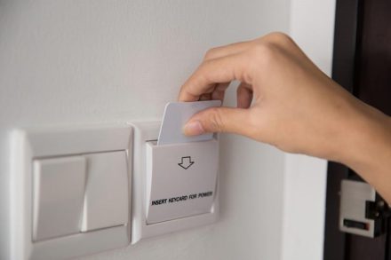 Trik Cerdik Menyalakan Lampu Hotel Tanpa Key Card, Turis Ini Bikin Netizen Tercengang