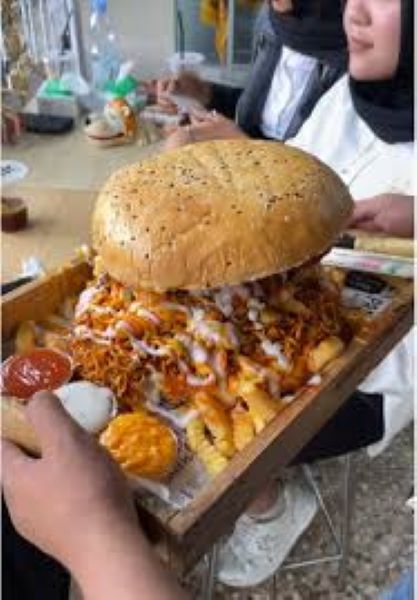 Wisata Rasa di Padang: Dari Rendang Legendaris hingga Burger Raksasa Kupi Kantang