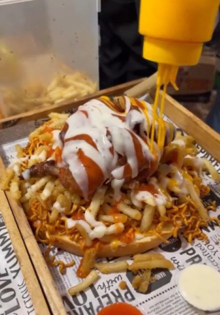 Wisata Rasa di Padang: Dari Rendang Legendaris hingga Burger Raksasa Kupi Kantang