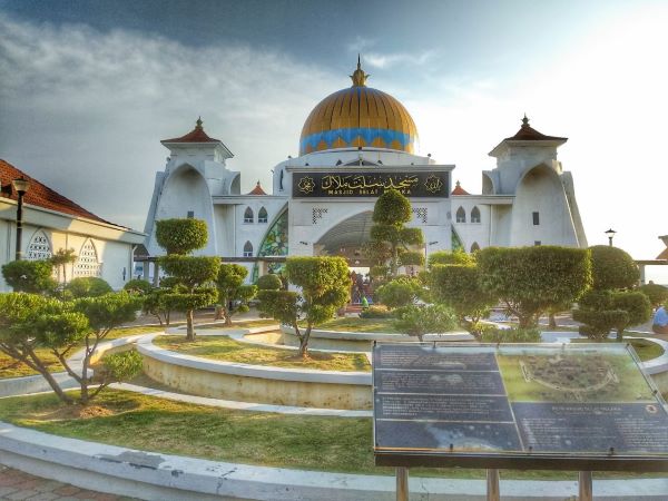 Masjid Selat Malaka: Masjid Terapung Nan Megah di Negeri Jiran yang Wajib Masuk Bucket List Liburanmu