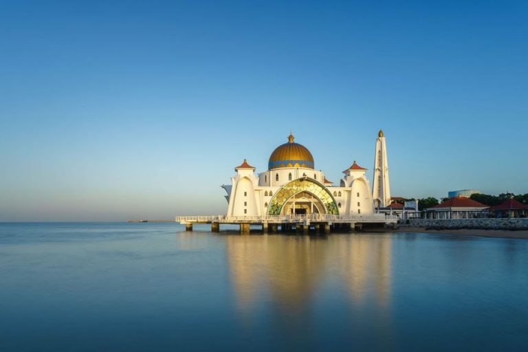 Masjid Selat Malaka: Masjid Terapung Nan Megah di Negeri Jiran yang Wajib Masuk Bucket List Liburanmu