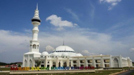 Masjid Sultan Mahmud Riayat Syah Ini Punya Menara 99 Meter, Bisa Lihat Singapura dari Atas!