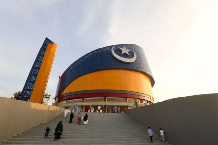 Bukan Masjid Biasa! Bangunan Ini Berbentuk Tanjak Melayu, Jadi Spot Favorit Wisata Religi di Batam!