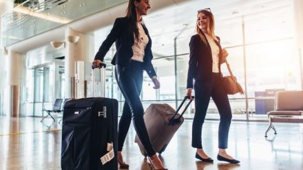 Salah Pakai Baju Saat Naik Pesawat Bisa Bikin Liburan Berantakan! Ini 6 Fashion 'Dosa' yang Wajib Dihindari!