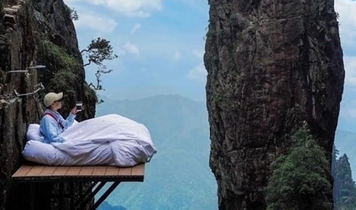 Uji Adrenalin! Wuzhifeng China Tawarkan Sensasi Tidur di Ranjang Tepi Tebing Setinggi 1.600 Meter