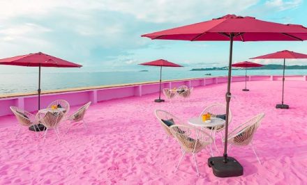 Spot Foto Tercantik di Batam? Jawabannya Ada di Blue Fire Beach Club dengan Pasir Pink Unik!