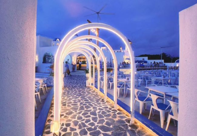 Serasa di Santorini! De’Sands Cafe Batam Suguhkan Suasana Mediterania yang Bikin Lupa Kamu Masih di Indonesia!