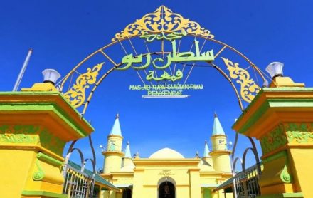 Masjid Raya Sultan di Pulau Mas Kawin Ini Simpan Alquran Langka dari Turki!