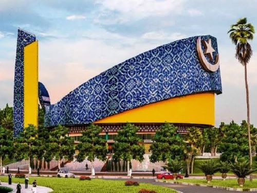 Bukan Masjid Biasa! Bangunan Ini Berbentuk Tanjak Melayu, Jadi Spot Favorit Wisata Religi di Batam!