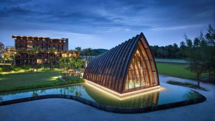 Terinspirasi Rumah Nelayan, Hotel Mewah di Bintan Ini Bikin Wisatawan Serasa di Atas Laut!