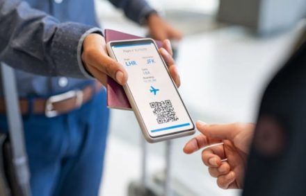Lupakan QR Code! Ini Alasan Kenapa Boarding Pass Kertas Kembali Diminati Pelancong
