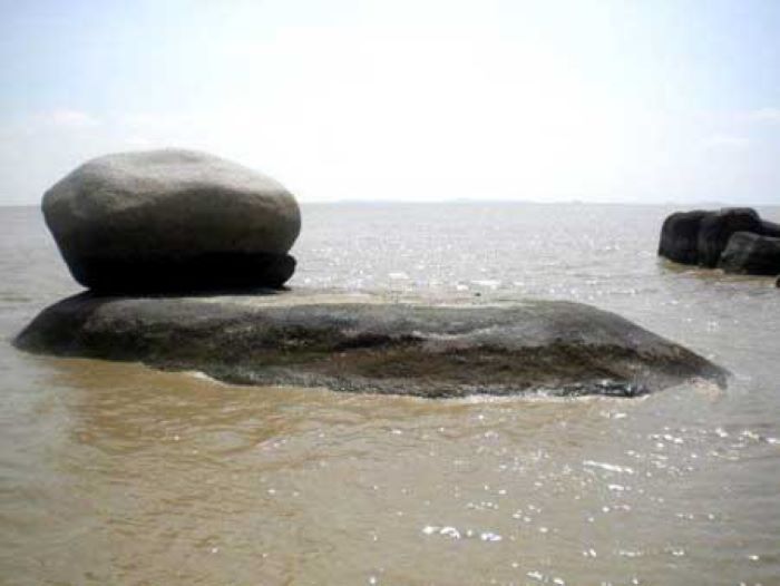 Tak Hanya Indah, Pantai Batu Limau Karimun Simpan Misteri Bebatuan Aneh dan Legenda Cinta Terlarang