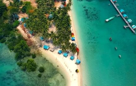 9 Pantai Terpopuler di Batam 2025: Pasir Putih, Sunset Romantis, hingga Panorama Singapura