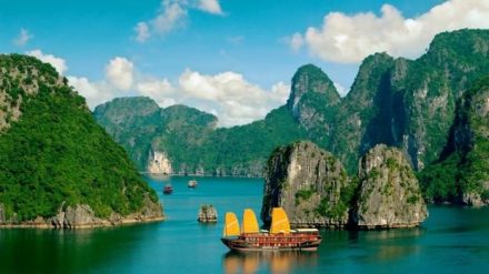Halong Bay, Surga Misterius di Vietnam: Keindahan Batu Karst yang Hidup dalam Imajinasi!
