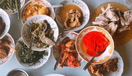 Surga Kuliner Minang Ada di Bukittinggi! Ini 5 Tempat Makan yang Wajib Kamu Coba