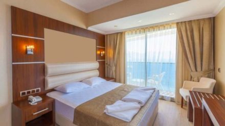 Pernah Sadar? Ini Alasan Mengejutkan Kenapa Hampir Semua Kamar Hotel Tak Punya Jam Dinding!