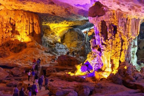 Halong Bay, Surga Misterius di Vietnam: Keindahan Batu Karst yang Hidup dalam Imajinasi!