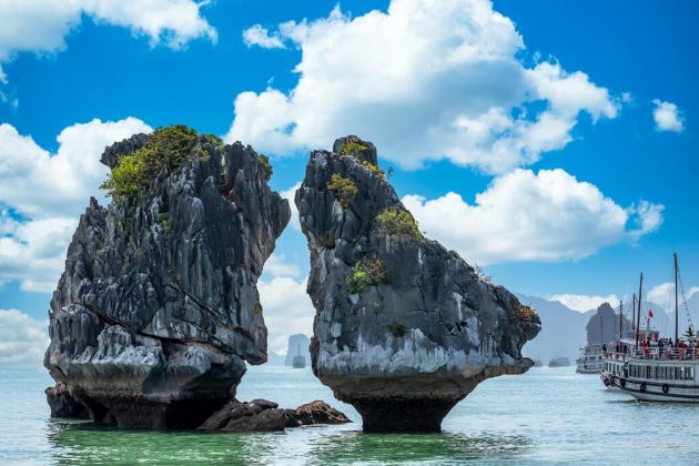 Halong Bay, Surga Misterius di Vietnam: Keindahan Batu Karst yang Hidup dalam Imajinasi!