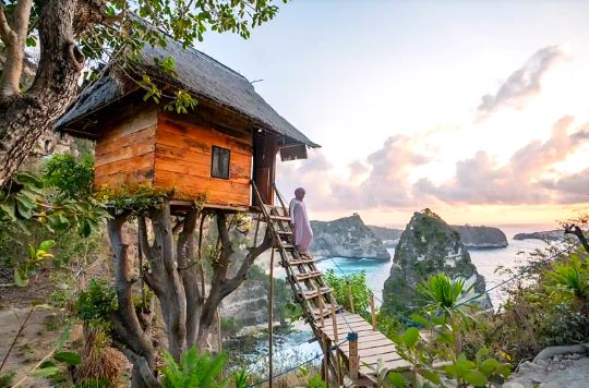 Explore Nusantara! 4 Destinasi Indah Indonesia yang Tidak Kalah dari Maldives atau Swiss!