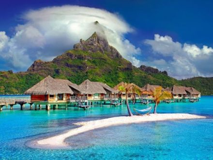Explore Nusantara! 4 Destinasi Indah Indonesia yang Tidak Kalah dari Maldives atau Swiss!