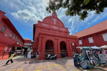 Bukan Cuma Bangunan Merah! Ini Rahasia Rumah Merah Melaka yang Penuh Sejarah dan Spot Instagramable!
