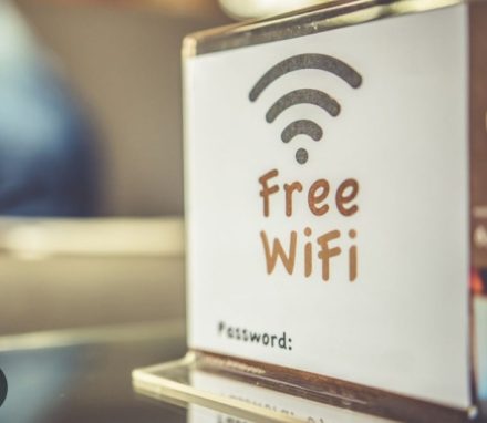 Jangan Asal Connect! Bahaya Wi-Fi Publik Mengintai Traveler Saat Musim Liburan