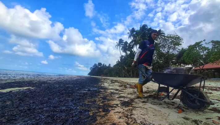 Darurat Pariwisata Bintan, Minyak Hitam Cemari Pantai hingga Resort
