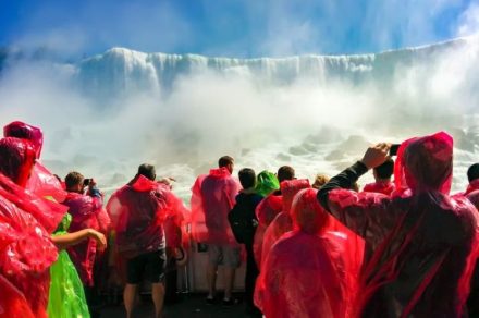 Fenomena Langka! Niagara Nyaris Membeku, Wisatawan Serbu Lokasi Meski Suhu Ekstrem