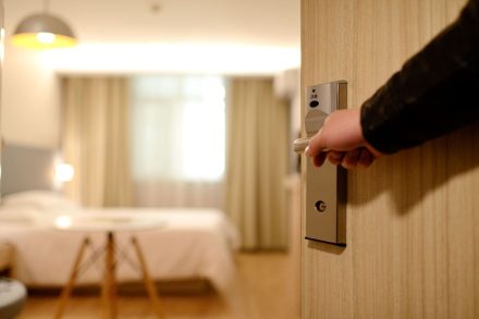 Waspada Saat Menginap! 5 Barang di Kamar Hotel Ini Ternyata Jarang Dibersihkan