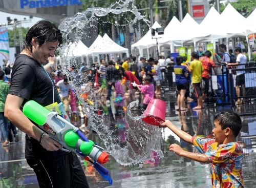 Songkran Thailand 2026 Terancam Sepi! Festival Perang Air Terbesar di Dunia Lesu Akibat Lonjakan Harga
