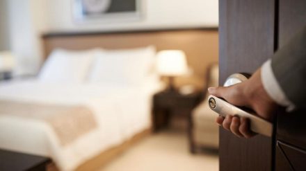 Menginap di Hotel? Begini Cara Memberi Tip yang Tepat Agar Tak Dianggap Merendahkan