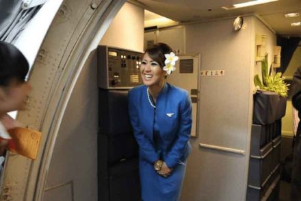 Jangan Salah Paham! Ini Alasan Pramugari Selalu Menyapa Saat Boarding Pesawat