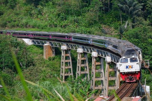 Healing di Atas Rel! Ini Jalur Kereta Api dengan Panorama Gunung, Sawah hingga Laut yang Memanjakan Mata