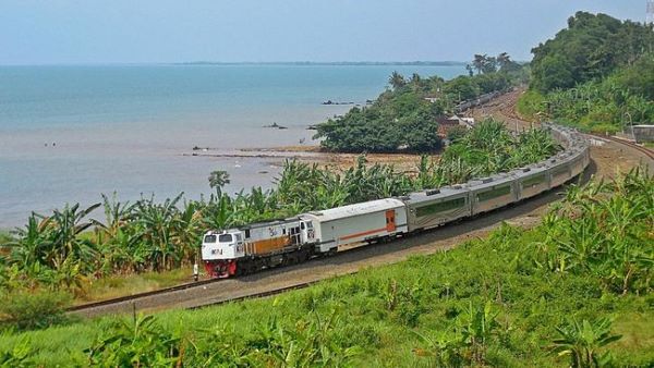 Healing di Atas Rel! Ini Jalur Kereta Api dengan Panorama Gunung, Sawah hingga Laut yang Memanjakan Mata