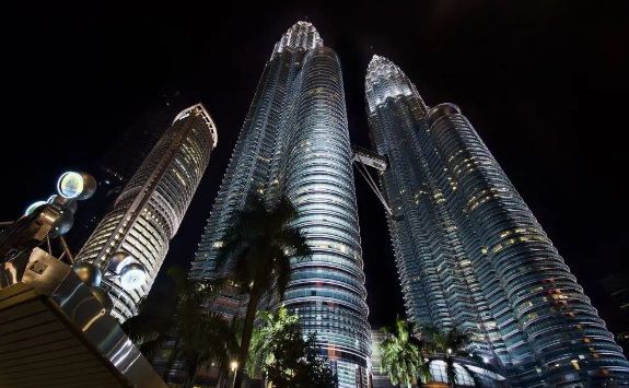 Mau Foto Cantik di Menara Kembar Petronas? Simak Waktu Terbaik Berkunjung ke Ikon Kuala Lumpur Ini